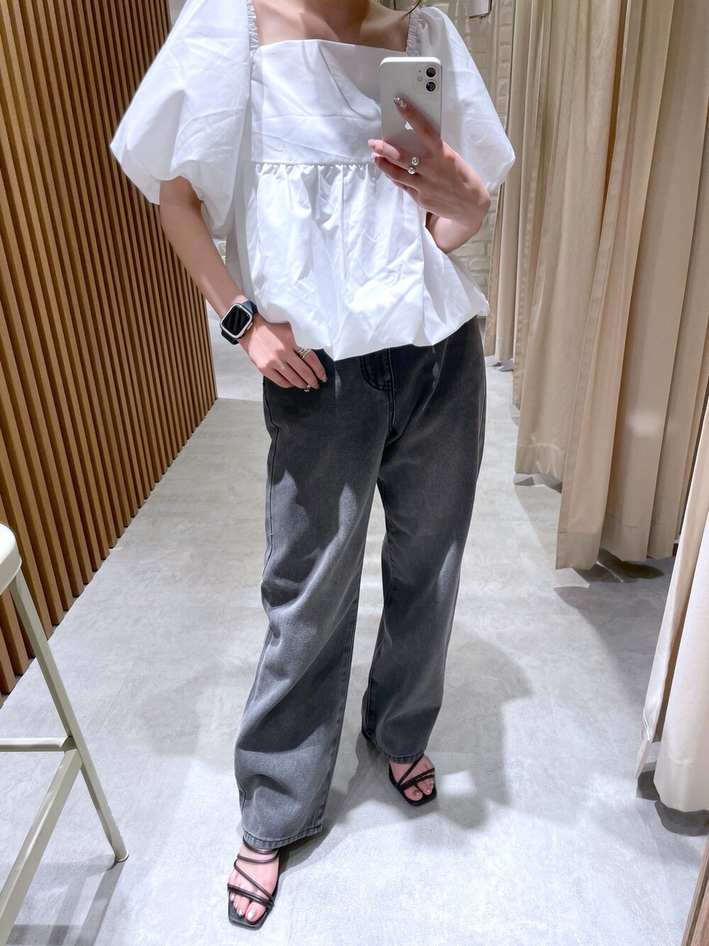 ホワイト系のシャツ/ブラウス、ブラック系のデニムパンツを着用したレディースの夏コーディネートの2枚目の写真