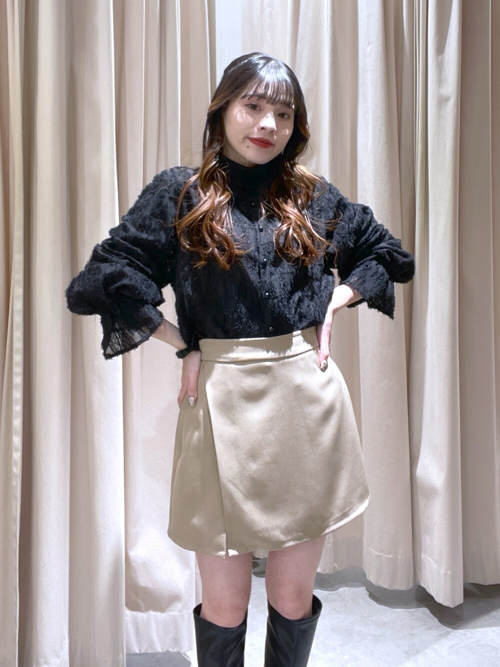 ブラック系のシャツ/ブラウス、ベージュ系のその他パンツを着用したレディースの冬コーディネートの2枚目の写真