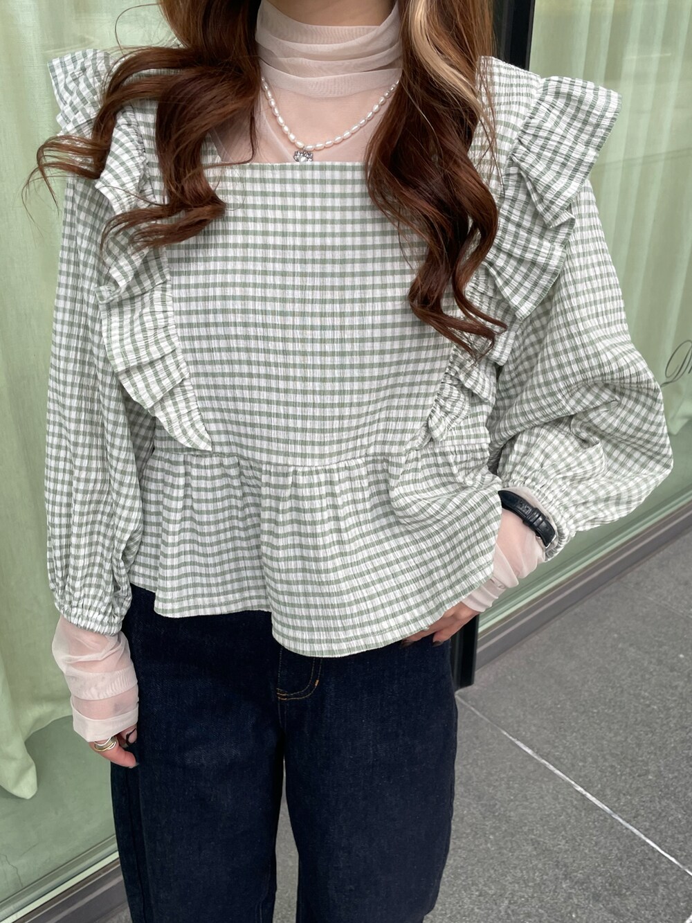 グリーン系のシャツ/ブラウス、ホワイト系のTシャツ/カットソーを着用したレディースの冬コーディネートの2枚目の写真