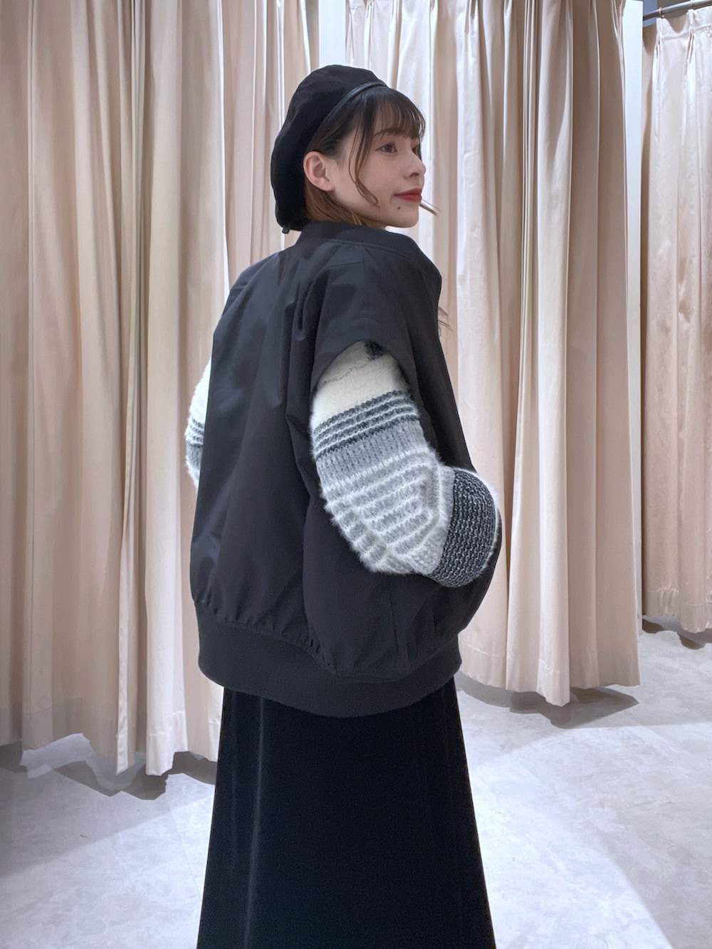 ブラック系のMA-1を着用したレディースの秋コーディネートの2枚目の写真