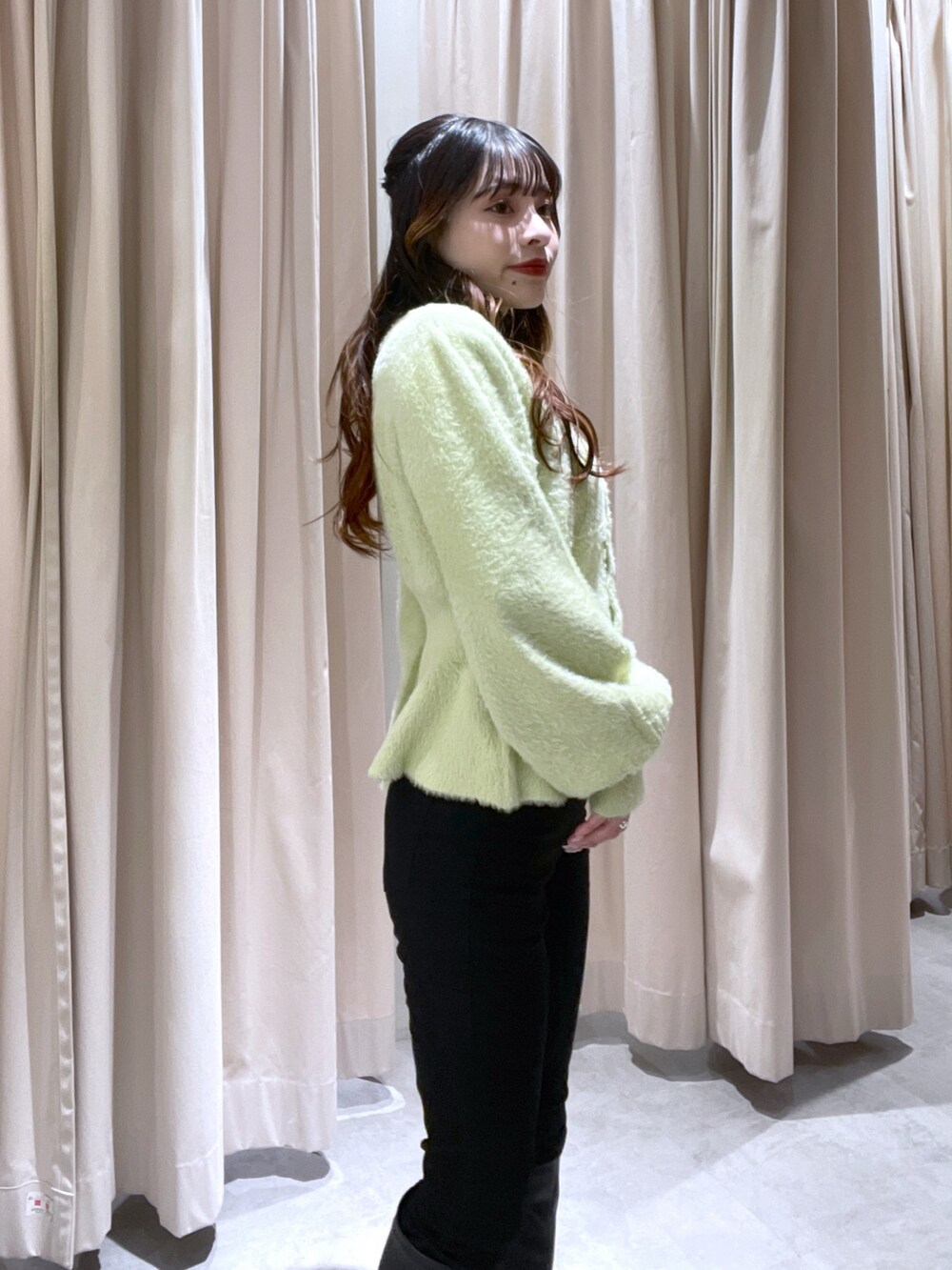 グリーン系のカーディガン/ボレロを着用したレディースの冬コーディネートの2枚目の写真