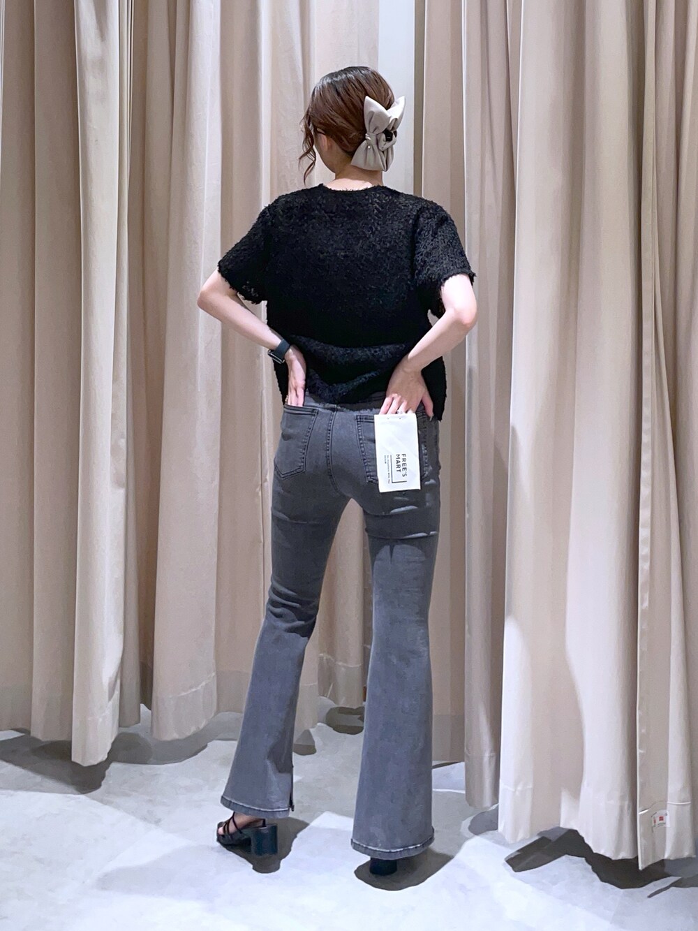 ブラック系のシャツ/ブラウス、ブラック系のデニムパンツを着用したレディースの夏コーディネートの2枚目の写真