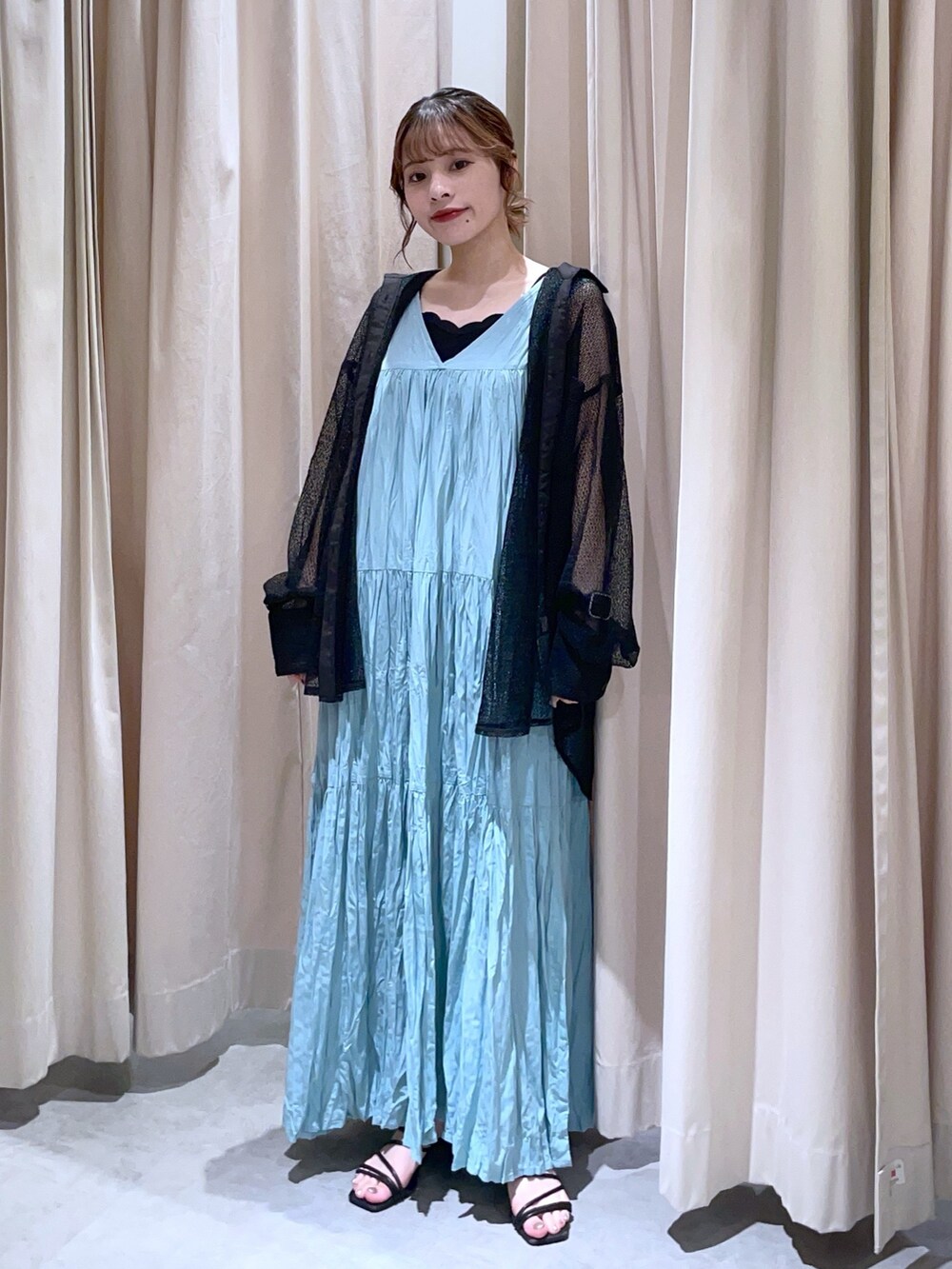 ブラック系のシャツ/ブラウス、グリーン系のワンピースを着用したレディースの夏コーディネートの2枚目の写真