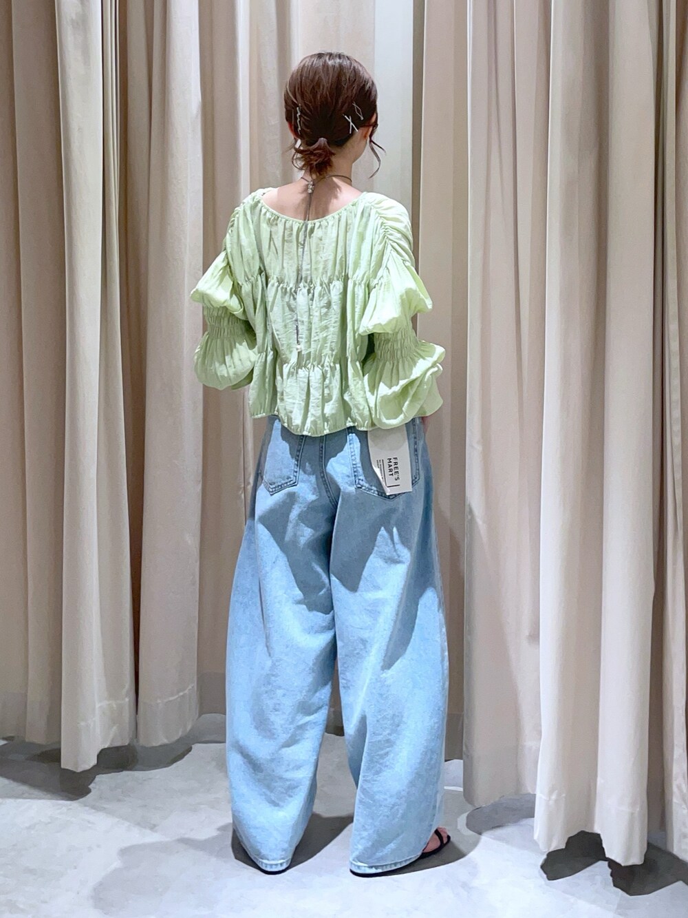 グリーン系のカーディガン/ボレロ、ブルー系のデニムパンツを着用したレディースの夏コーディネートの2枚目の写真