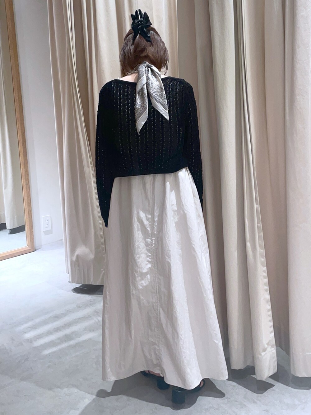 ブラック系のカーディガン/ボレロ、ホワイト系のワンピースを着用したレディースの夏コーディネートの3枚目の写真