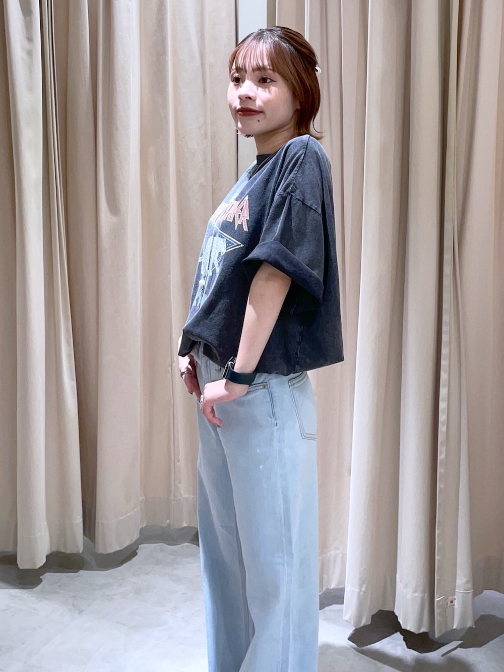 ブラック系のTシャツ/カットソー、ブルー系のデニムパンツを着用したレディースの夏コーディネートの2枚目の写真