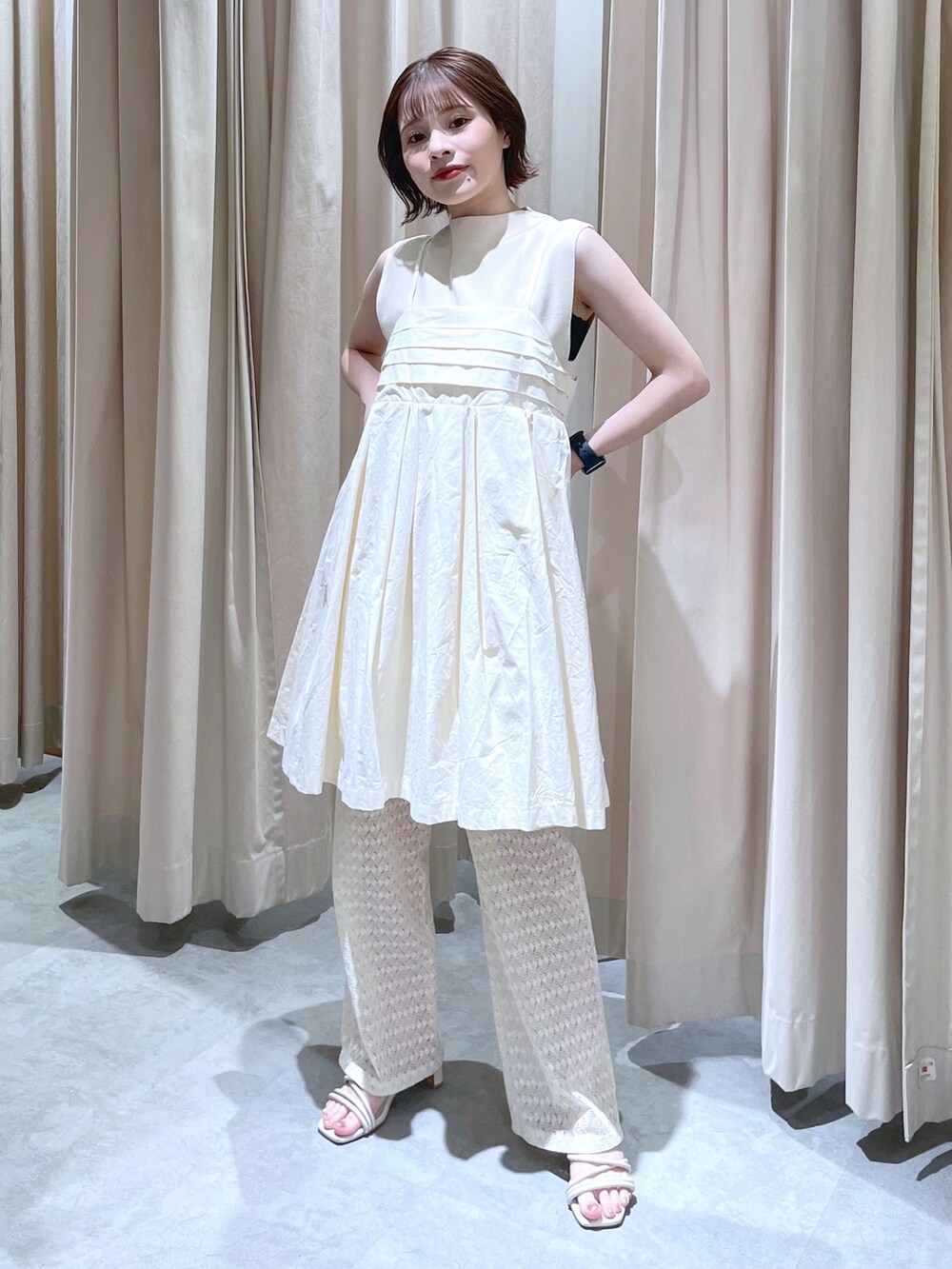 ホワイト系のワンピース、ホワイト系のニット/セーター、ホワイト系のその他パンツを着用したレディースの春コーディネートの2枚目の写真