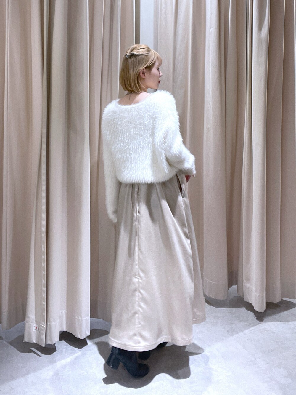 ホワイト系のカーディガン/ボレロ、ベージュ系のワンピースを着用したレディースの冬コーディネートの3枚目の写真