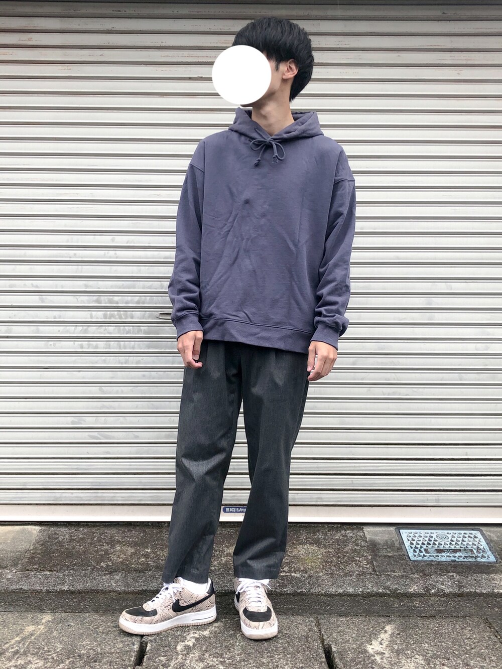 「白スニーカー、パーカー、スラックス、秋のコーデ、冬コーデ、プチプラ、大学生、社会人、きれいめカジュアル」｜「WYM LIDNMの【WYM LIDNM】HEAVY WEIGHT WIDE PARKA（パーカー、ブルー系）」を使った、りゅうさん（メンズ・172cm）の秋コーディネートの2枚目の写真