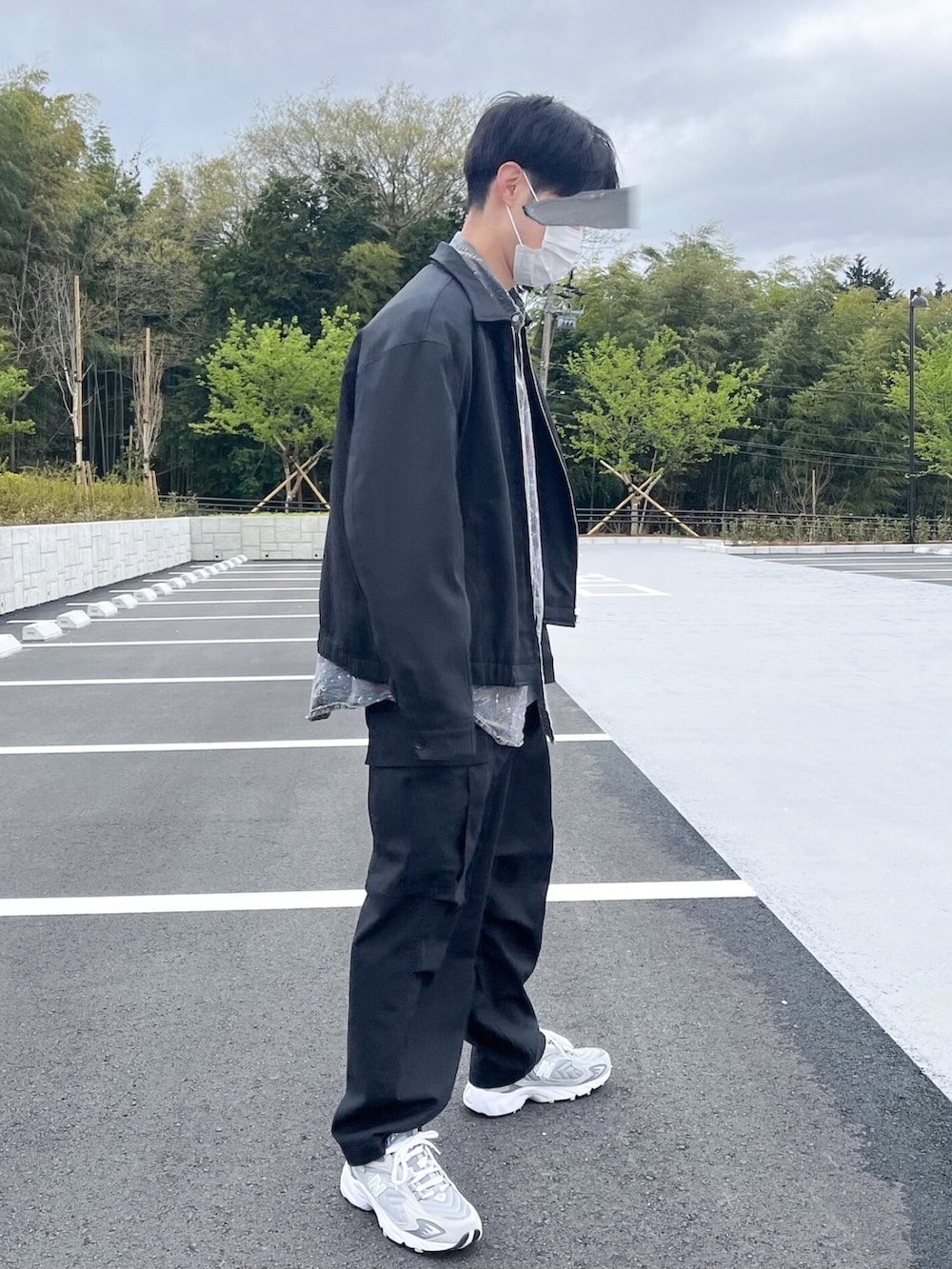 「はじめましてコーデ、春、ペイズリー柄、柄シャツ、カーゴパンツ、New Balance、カジュアル、カジュアルコーデ、カジュアルスタイル、ブルゾン」｜「WYM LIDNMの【WYM LIDNM】VINTAGE オーバーサイズ ZIPブルゾン（ブルゾン、ブラック系）」を使った、りゅうさん（メンズ・172cm）の春コーディネートの2枚目の写真