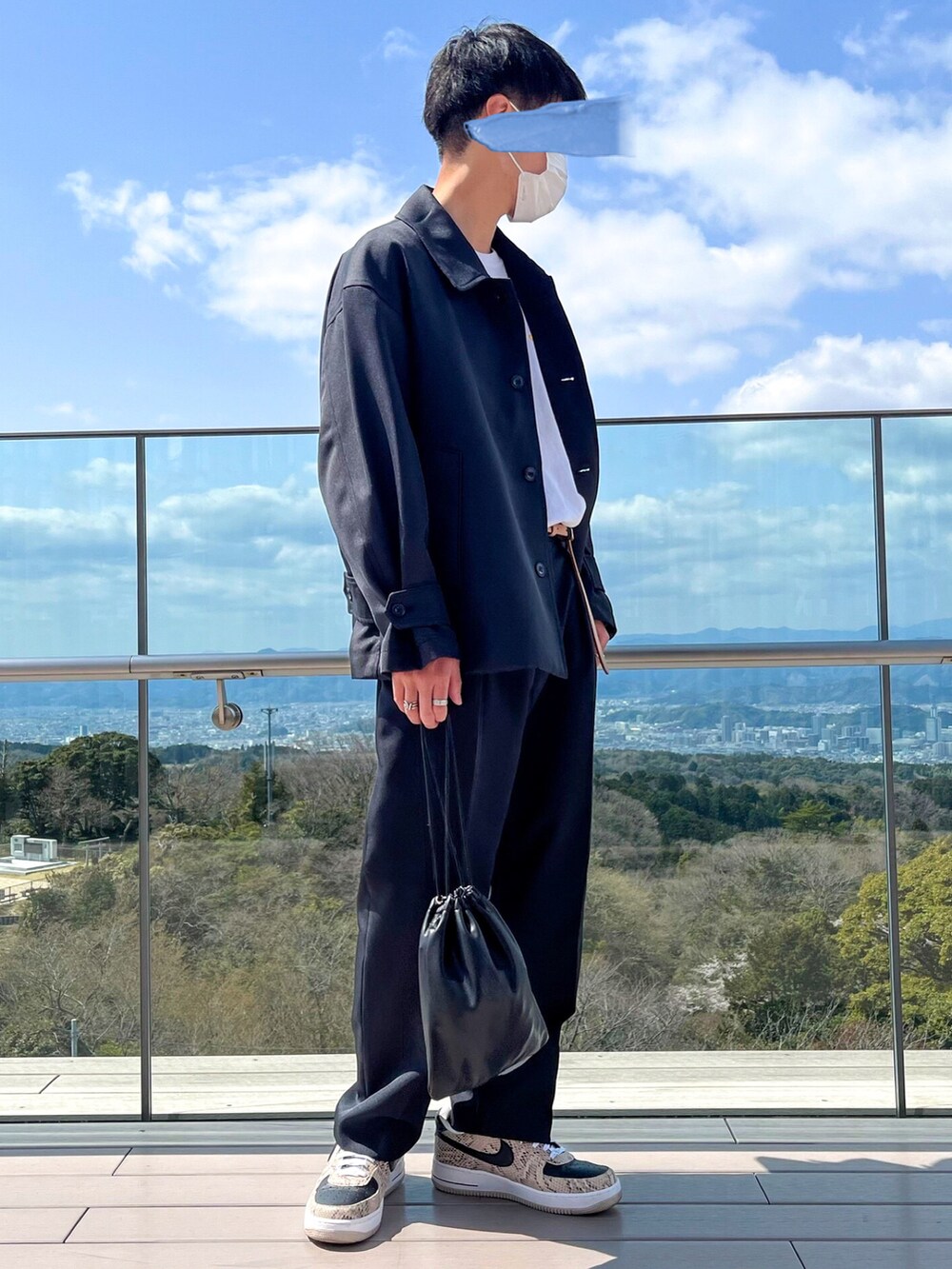 「はじめましてコーデ、春、セットアップ、セットアップスタイル、ベルト、スニーカー、NIKE、AIR FORCE 1、巾着バッグ」｜「WYM LIDNMの【WYM LIDNM】SHORT MACKIN SET-UP（セットアップ、グレー系）」を使った、りゅうさん（メンズ・172cm）の春コーディネートの2枚目の写真