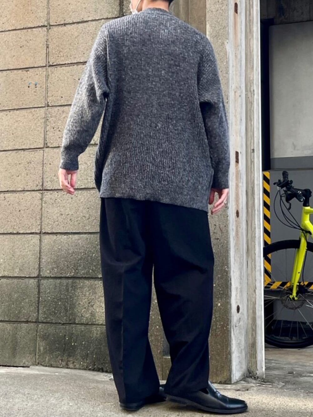 ブラック系のその他パンツ、ブラック系のシューズ、グレー系のニット/セーターを着用したメンズの秋コーディネートの4枚目の写真