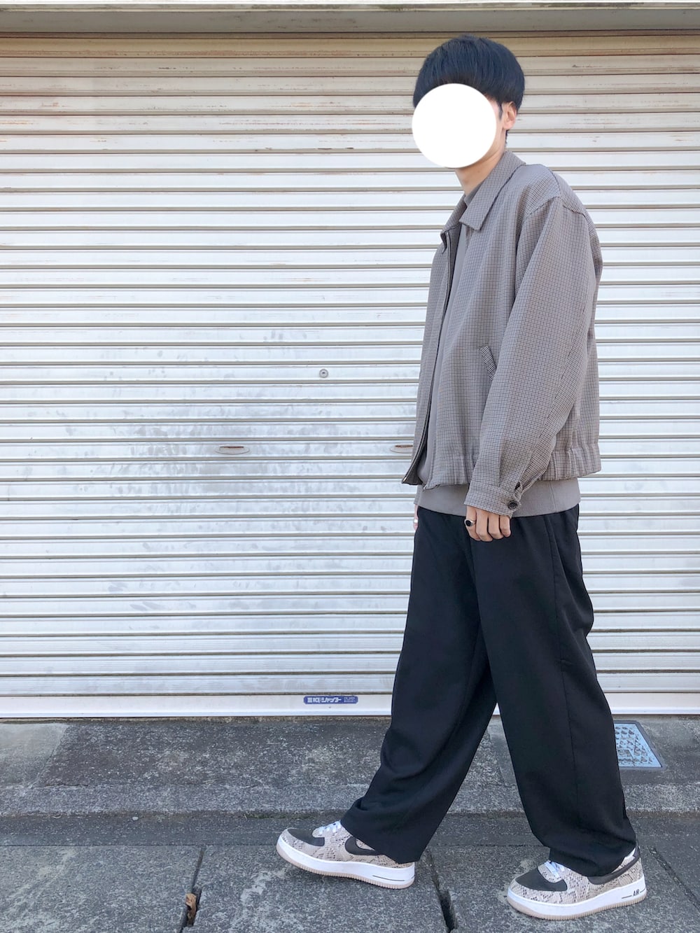 「秋冬コーデ、休日コーデ、冬コーデ、ショートブルゾン、スラックス、チェック」｜「GUのアイテム（スウェット、グレー系）」を使った、りゅうさん（メンズ・172cm）の冬コーディネートの2枚目の写真