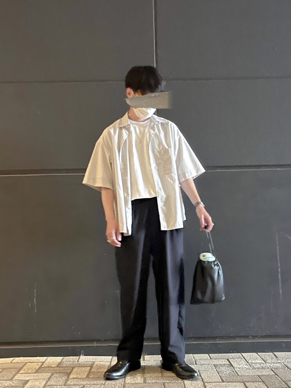 「真夏のアクティブスタイル、リラックススタイル、オーバーサイズ、ワイドパンツ、スラックスパンツ、シャツ、きれいめコーディネート」|「SENSE OF PLACE by URBAN RESEARCHのエコレザーキンチャクショルダーバッグ(ショルダーバッグ、ブラック系)」を使った、りゅうさん(メンズ・172cm)の秋コーディネートの2枚目の写真
