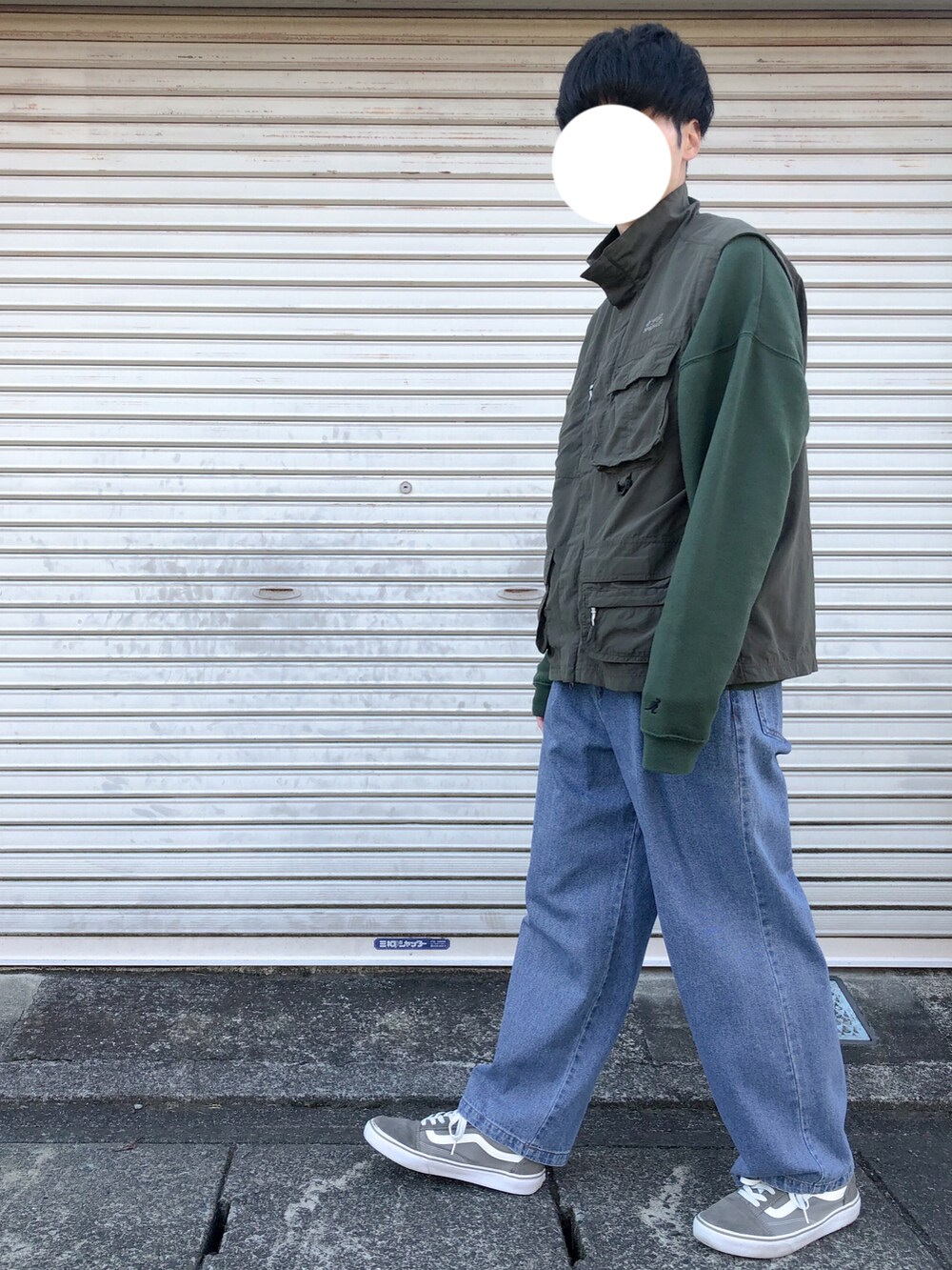 グリーン系のベスト、グリーン系のスウェット、ブルー系のその他パンツを着用したメンズの冬コーディネートの2枚目の写真