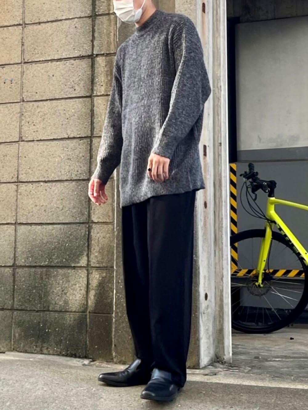 ブラック系のその他パンツ、ブラック系のシューズ、グレー系のニット/セーターを着用したメンズの秋コーディネートの2枚目の写真