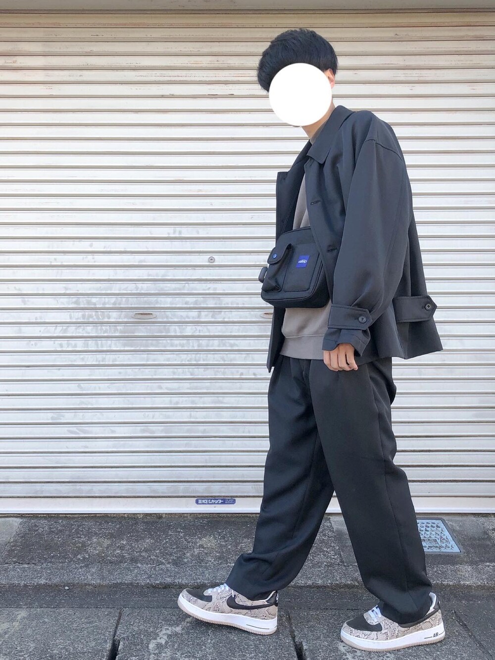 「セットアップ、秋冬コーデ、休日スタイル、シンプル、スウェット、モックネック、きれいめカジュアル、カジュアル、モード、スニーカー、学生、社会人」｜「GUのアイテム（スウェット、グレー系）」を使った、りゅうさん（メンズ・172cm）の秋コーディネートの2枚目の写真