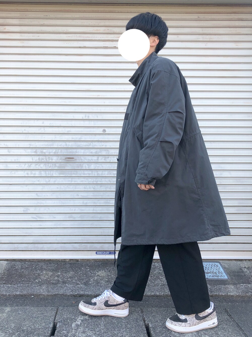 「スニーカーコーデ、スニーカー、ミリタリーコート、M65、スラックス、きれいめカジュアル、大人カジュアル、学生、社会人」｜「remerの【M65】loose military coat (3WAY) / M65ルーズミリタリーコート（その他アウター、グレー系）」を使った、りゅうさん（メンズ・172cm）の冬コーディネートの2枚目の写真