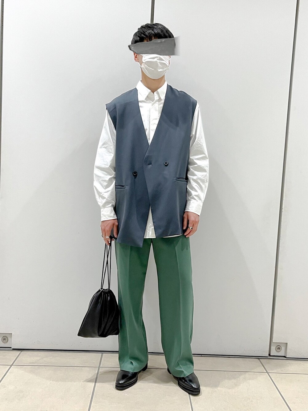 「はじめましてコーデ、春、ジレ、ジレスタイル、センタープレス、センタープレスパンツ、巾着バッグ、ヒールブーツ、きれいめコーディネート」｜「EMMA CLOTHESのTRストレッチスーツ地 ルーズ ダブルジレベスト EMMA CLOTHES 2022SS（ベスト、ブルー系）」を使った、りゅうさん（メンズ・172cm）の春コーディネートの2枚目の写真