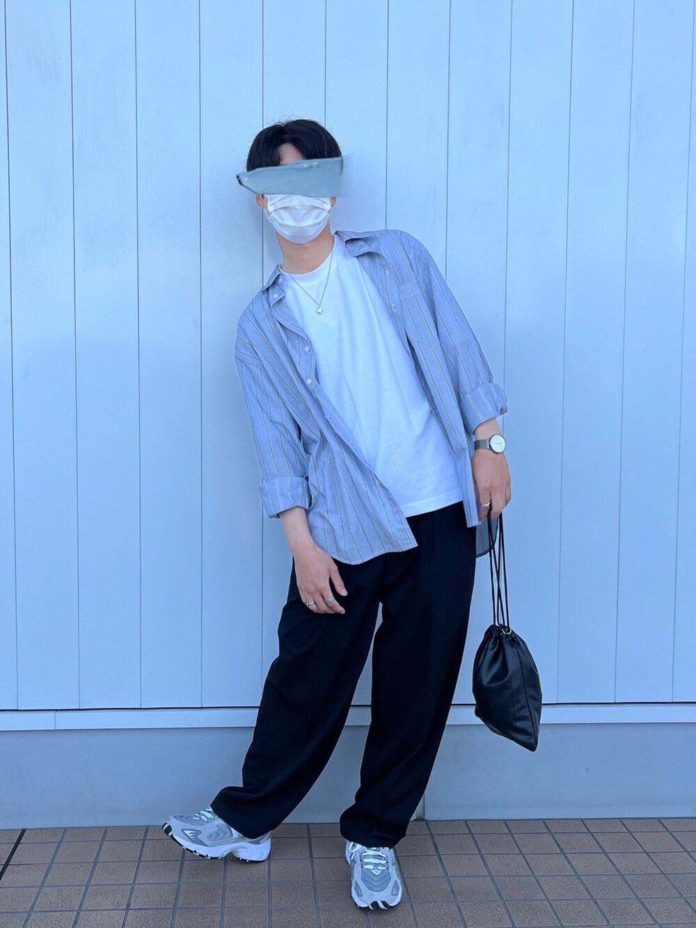 ブルー系のシャツ/ブラウス、ホワイト系のTシャツ/カットソー、ブラック系のショルダーバッグを着用したメンズの春コーディネートの2枚目の写真