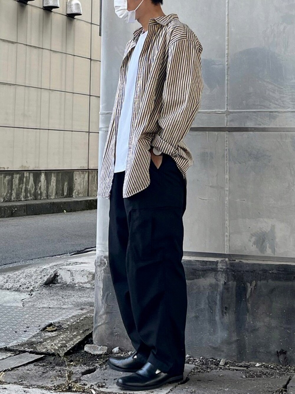 イエロー系のシャツ/ブラウス、ホワイト系のTシャツ/カットソー、ブラック系のカーゴパンツを着用したメンズの秋コーディネートの2枚目の写真