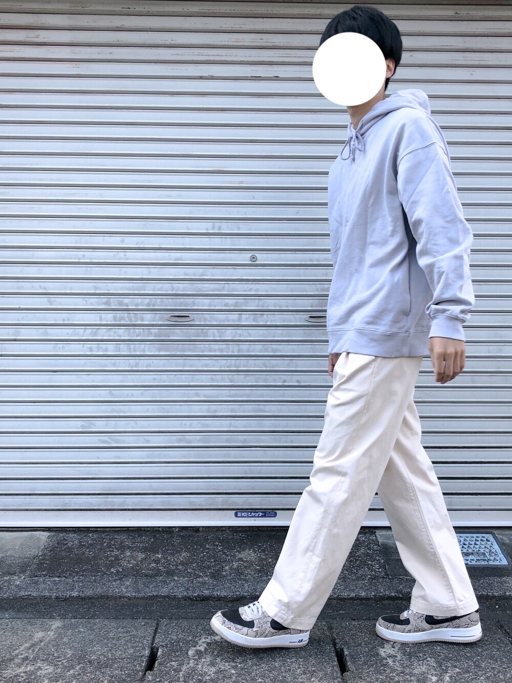 「秋コーデ、パーカー、シンプル、きれいめカジュアル、スニーカー、ペールトーン、いいね、save、フォローお願いします🤑、おしゃれさんと繋がりたい、大人コーデ、大学生、社会人」｜「WYM LIDNMの【WYM LIDNM】HEAVY WEIGHT WIDE PARKA（パーカー、ブルー系）」を使った、りゅうさん（メンズ・172cm）の秋コーディネートの2枚目の写真