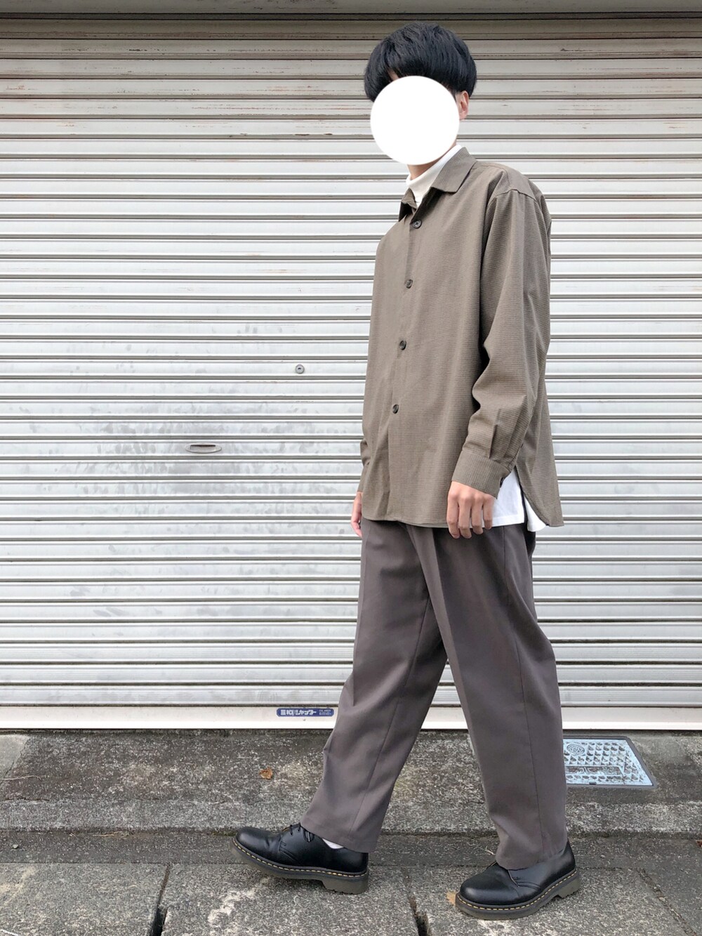 ブラウン系のシャツ/ブラウス、ホワイト系のTシャツ/カットソー、ブラウン系のその他パンツを着用したメンズの秋コーディネートの2枚目の写真