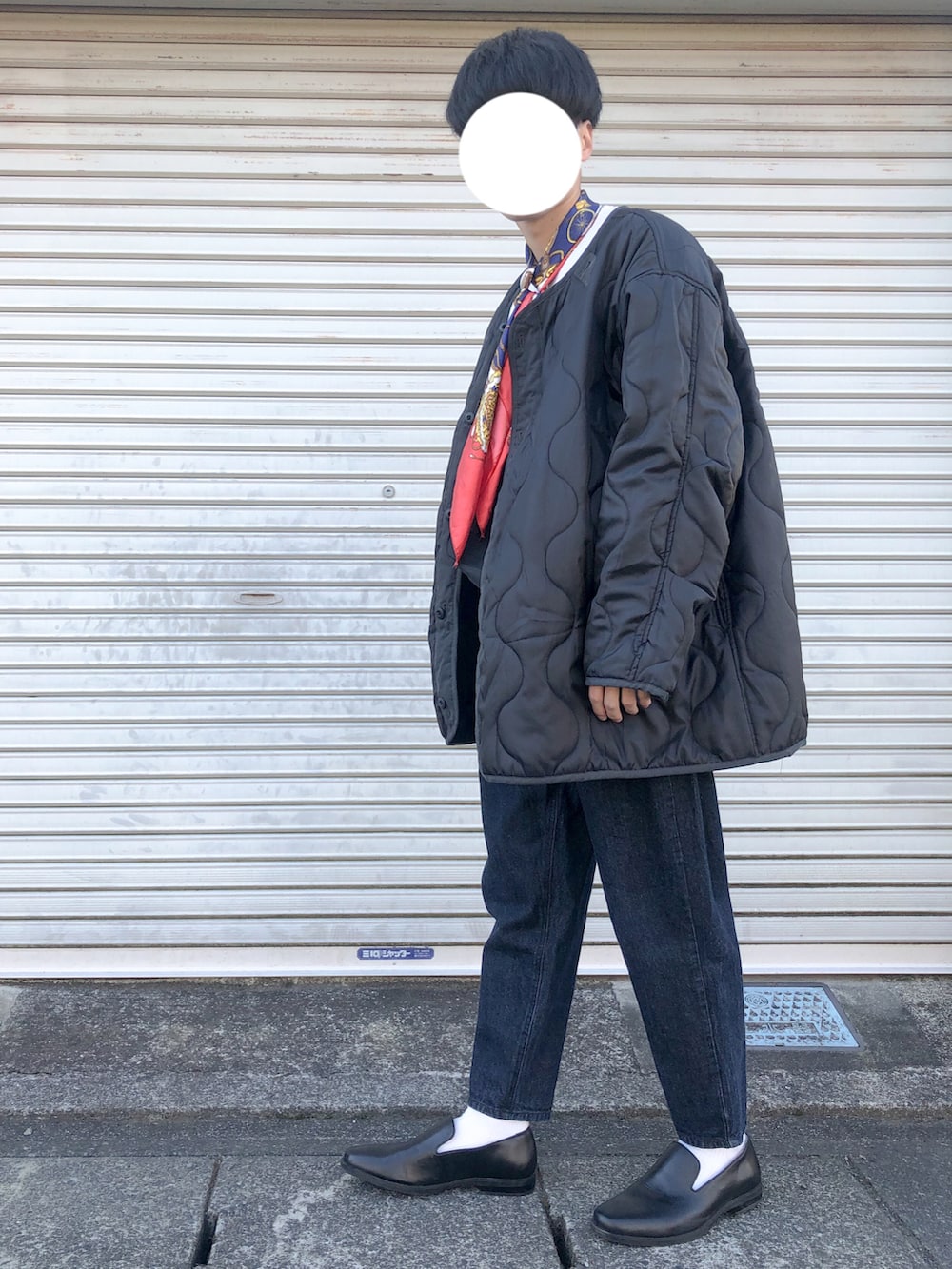 ホワイト系のTシャツ/カットソー、ブルー系のデニムパンツ、ブラック系のシューズを着用したメンズの冬コーディネートの2枚目の写真