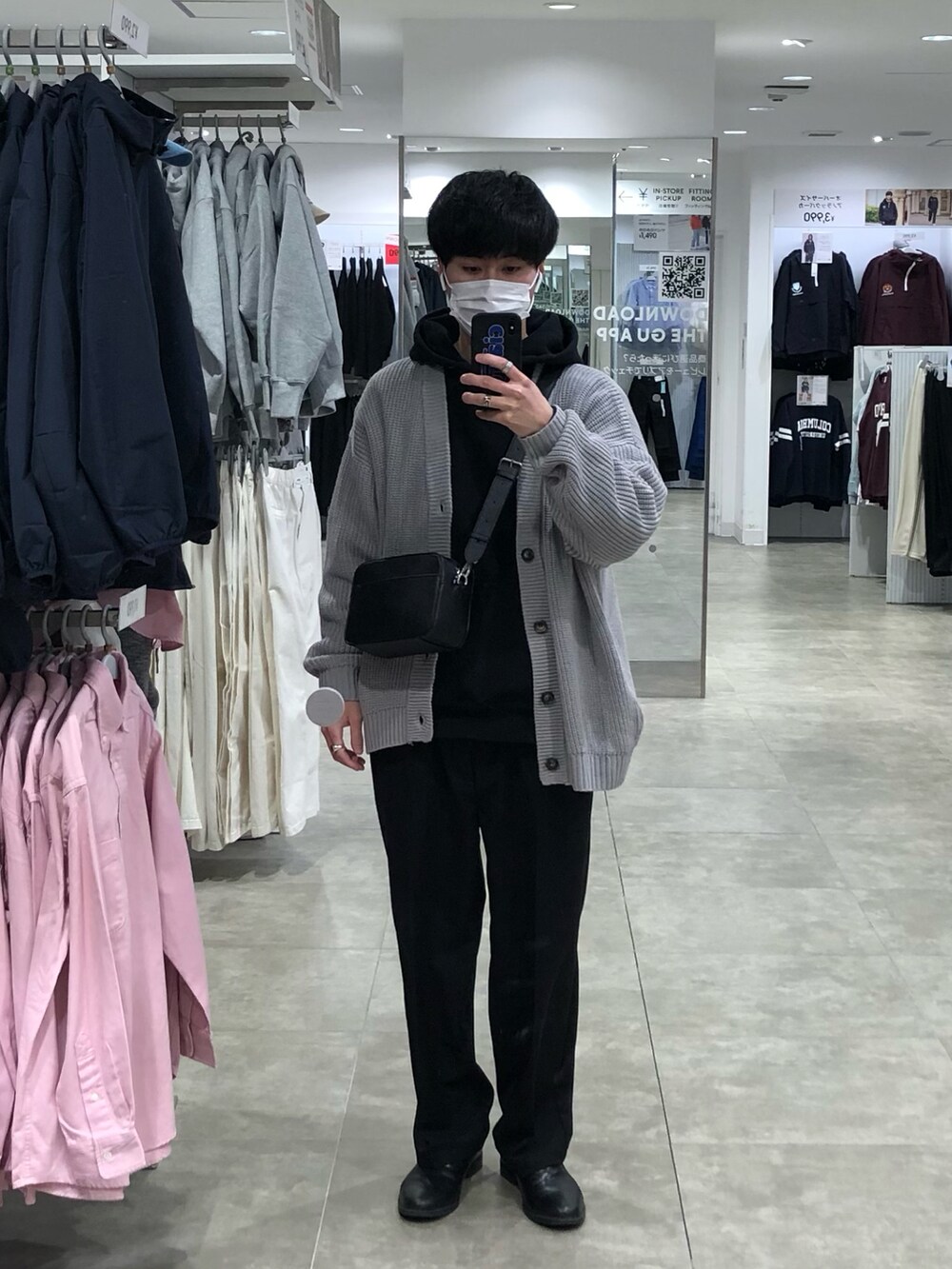 「おしゃれさんと繋がりたい、春コーデ、秋冬コーデ、メンズファッション、ゆるコーデ、シンプルスタイル、カーディガン、ルーズシルエット、ブラックコーデ、甘辛コーデ、服好きな人と繋がりたい」｜「WEGOのアイテム（カーディガン/ボレロ、ベージュ系）」を使った、りゅうさん（メンズ・172cm）の冬コーディネートの2枚目の写真