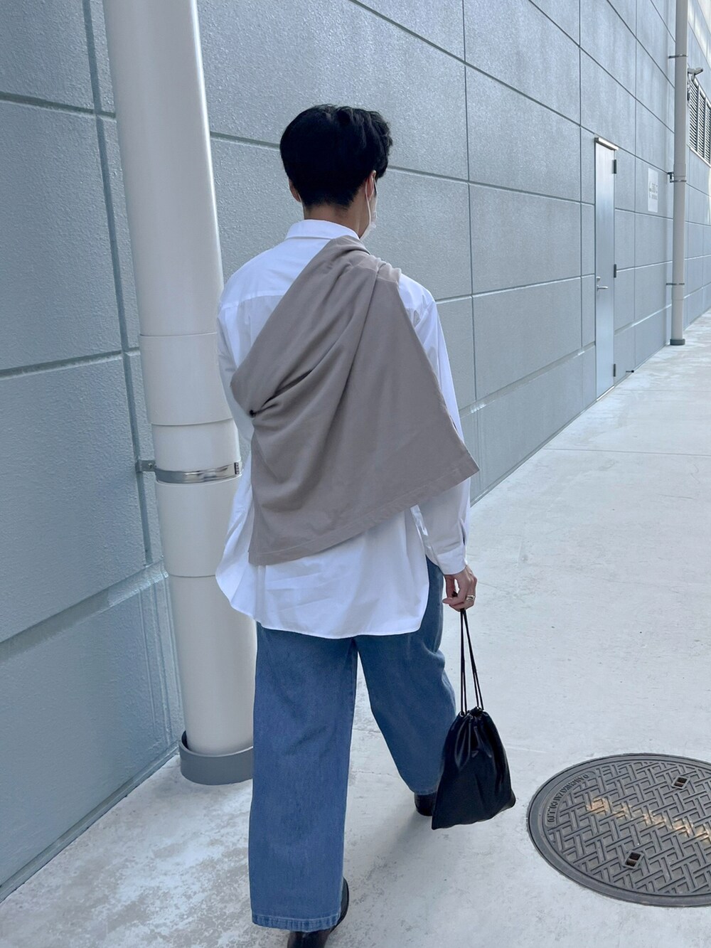 ホワイト系のシャツ/ブラウス、ベージュ系のTシャツ/カットソー、ブラック系のショルダーバッグを着用したメンズの夏コーディネートの2枚目の写真