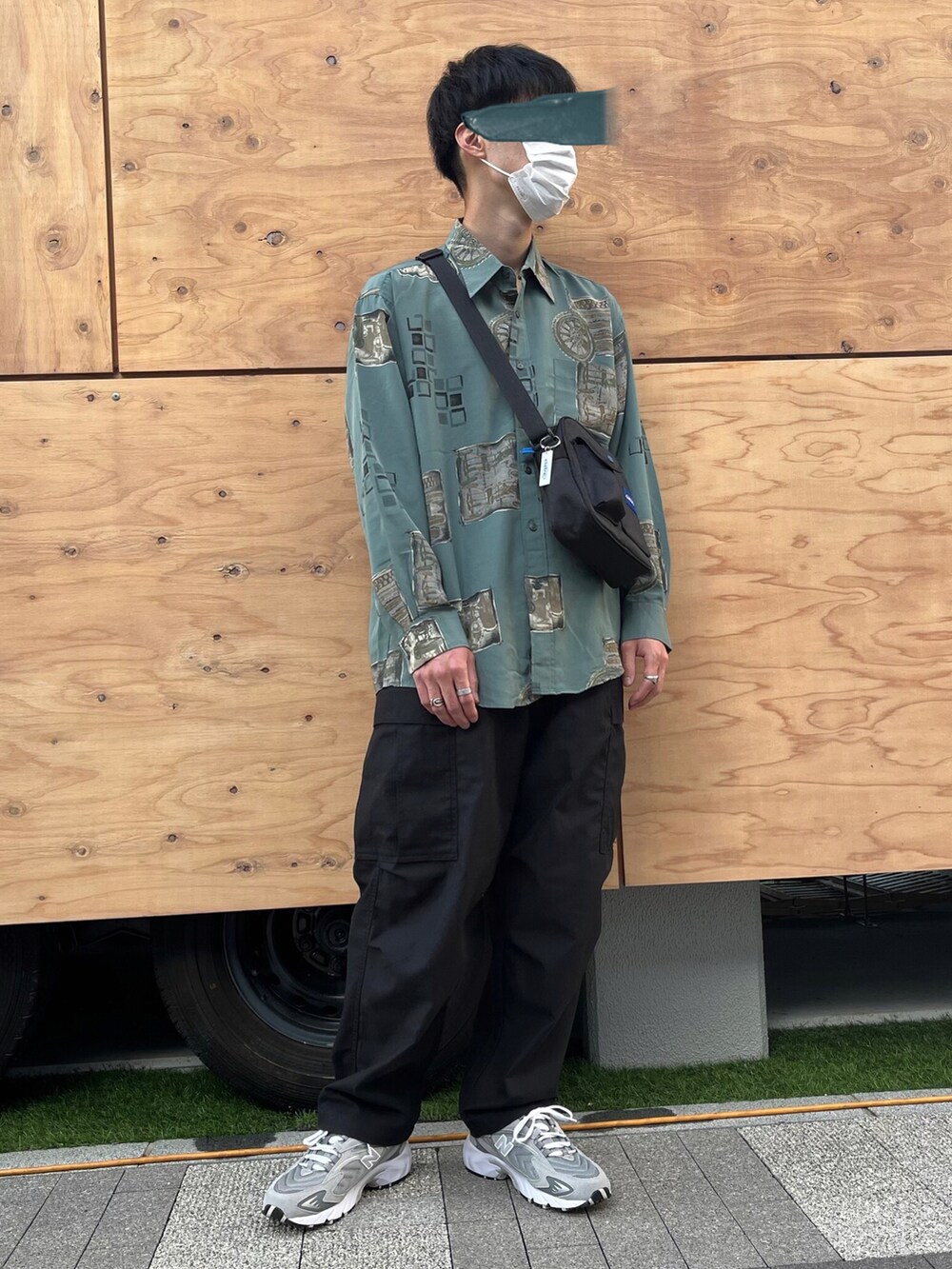 「柄シャツ、柄シャツコーデ、春服、春コーデ、カーゴパンツ、カーゴパンツコーデ、カジュアル、カジュアルコーデ、New Balance、休日コーデ」|「ciatreのアイテム(ボディバッグ/ウエストポーチ、ブラック系)」を使った、りゅうさん(メンズ・172cm)の春コーディネートの2枚目の写真