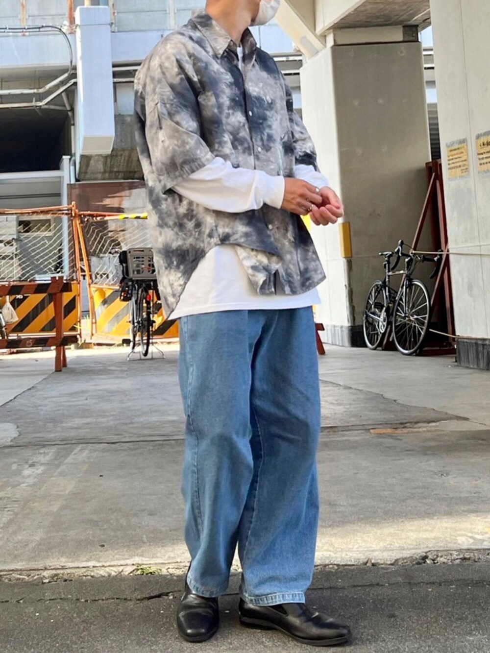 ブルー系のシャツ/ブラウス、ブルー系のその他パンツ、ブラック系のシューズを着用したメンズの秋コーディネートの2枚目の写真