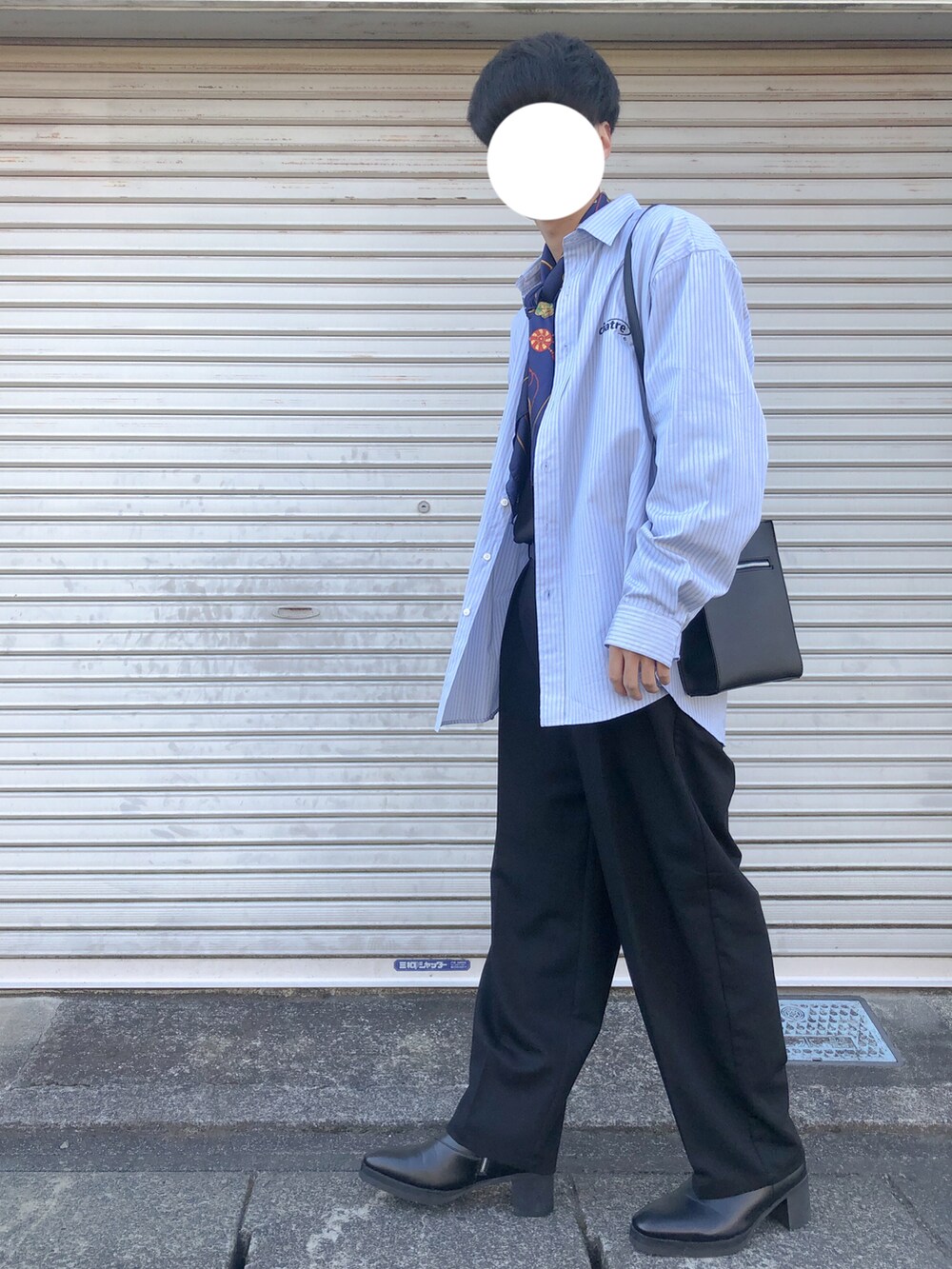 ブルー系のシャツ/ブラウス、ブラック系のショルダーバッグ、ブラック系のその他パンツを着用したメンズの秋コーディネートの2枚目の写真