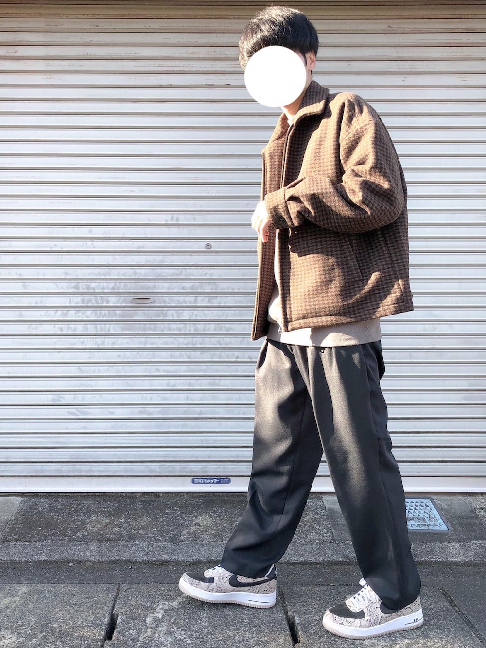 ブラウン系のブルゾン、グレー系のスウェット、グレー系のセットアップを着用したメンズの冬コーディネートの2枚目の写真