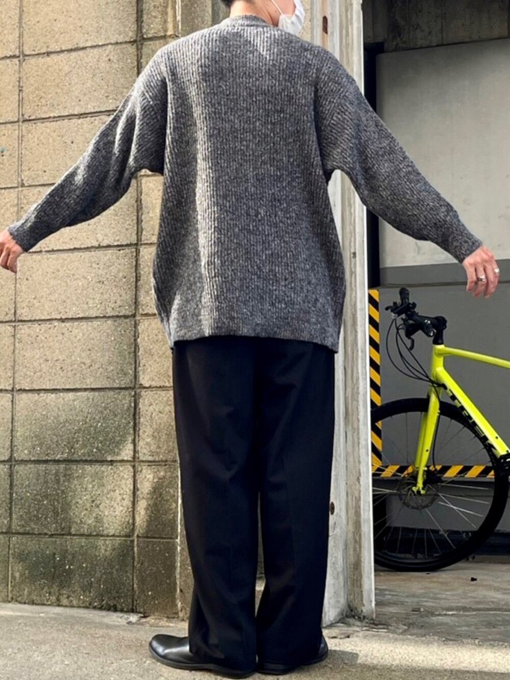 ブラック系のその他パンツ、ブラック系のシューズ、グレー系のニット/セーターを着用したメンズの秋コーディネートの3枚目の写真