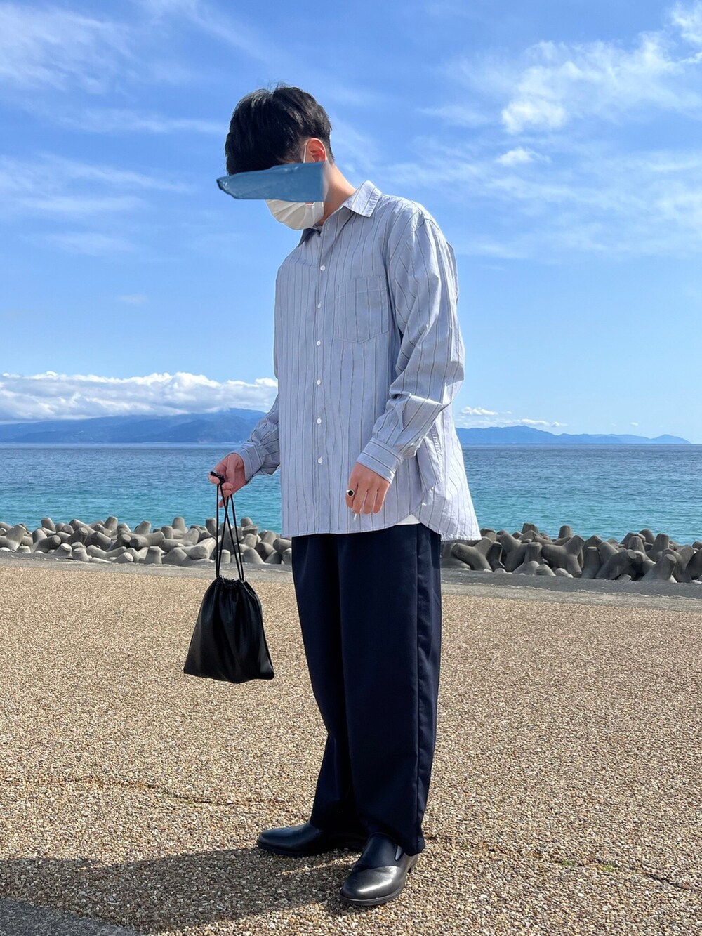 ブルー系のシャツ/ブラウス、ブラック系のショルダーバッグ、ブルー系のスラックスを着用したメンズの春コーディネートの2枚目の写真