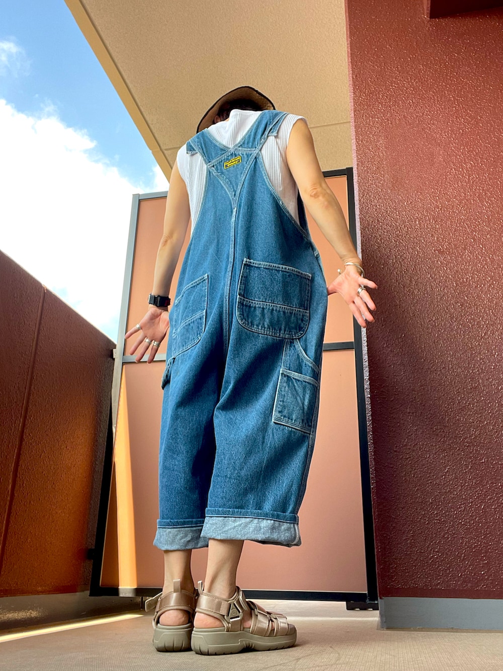 その他のサロペット/オーバーオール、その他のサンダル、その他のハットを着用したレディースの夏コーディネートの3枚目の写真