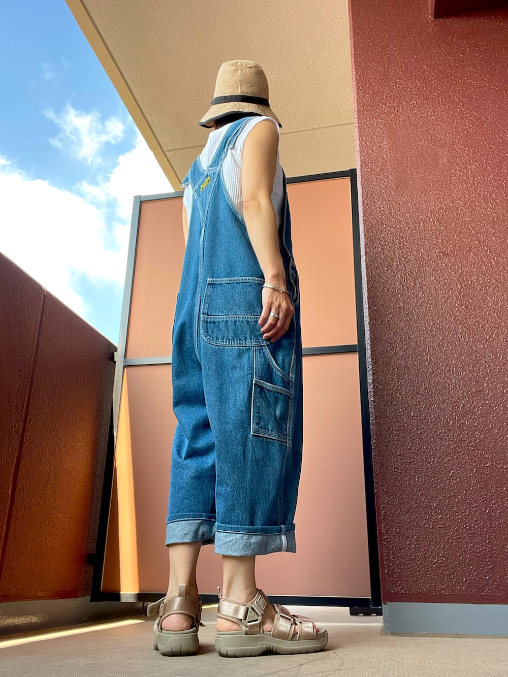 その他のサロペット/オーバーオール、その他のサンダル、その他のハットを着用したレディースの夏コーディネートの4枚目の写真