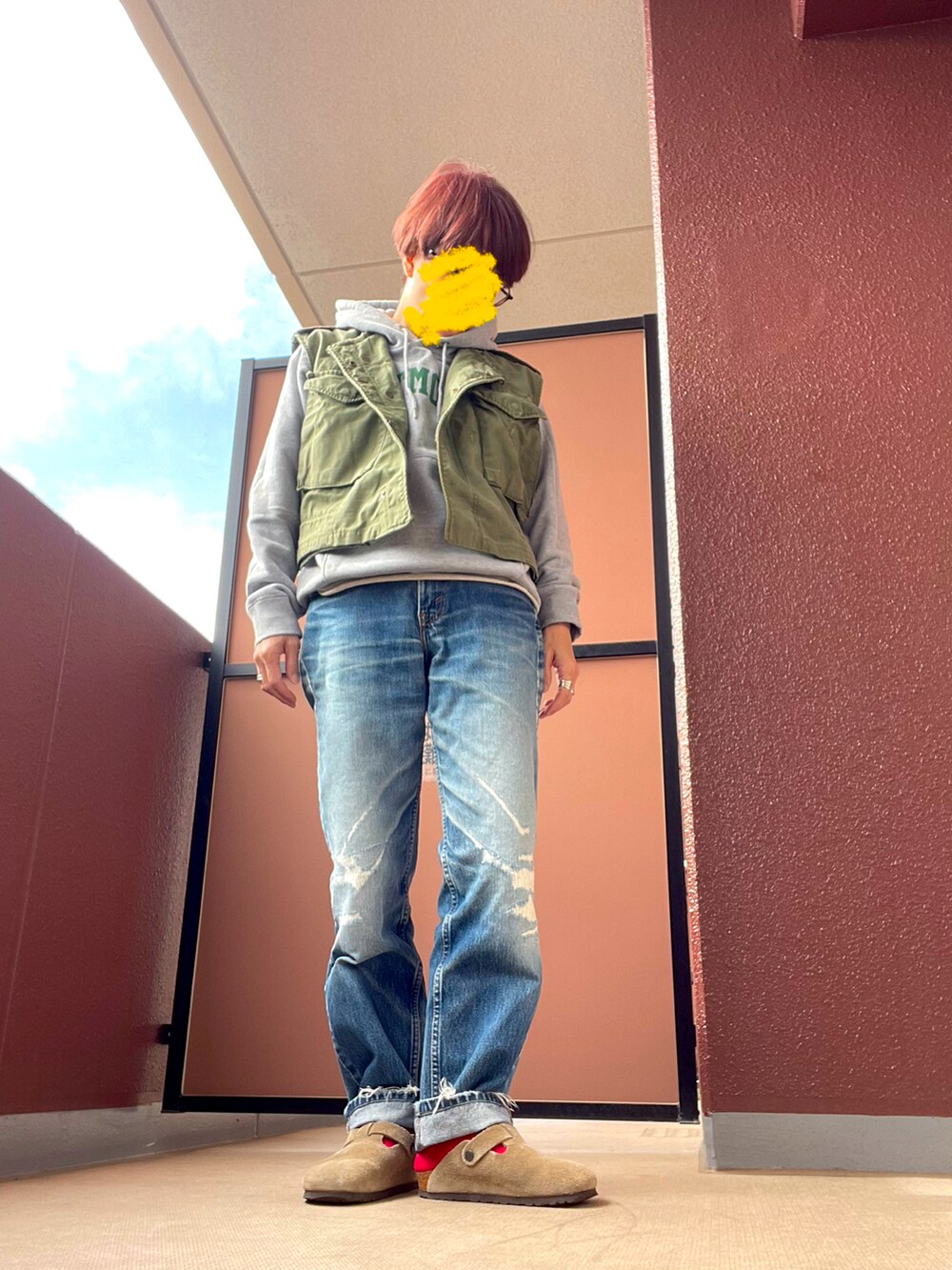 その他のミリタリージャケット、その他のデニムパンツを着用したレディースの秋コーディネートの2枚目の写真