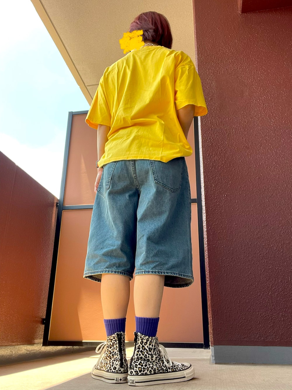 その他のデニムパンツ、その他のスニーカーを着用したレディースの春コーディネートの3枚目の写真
