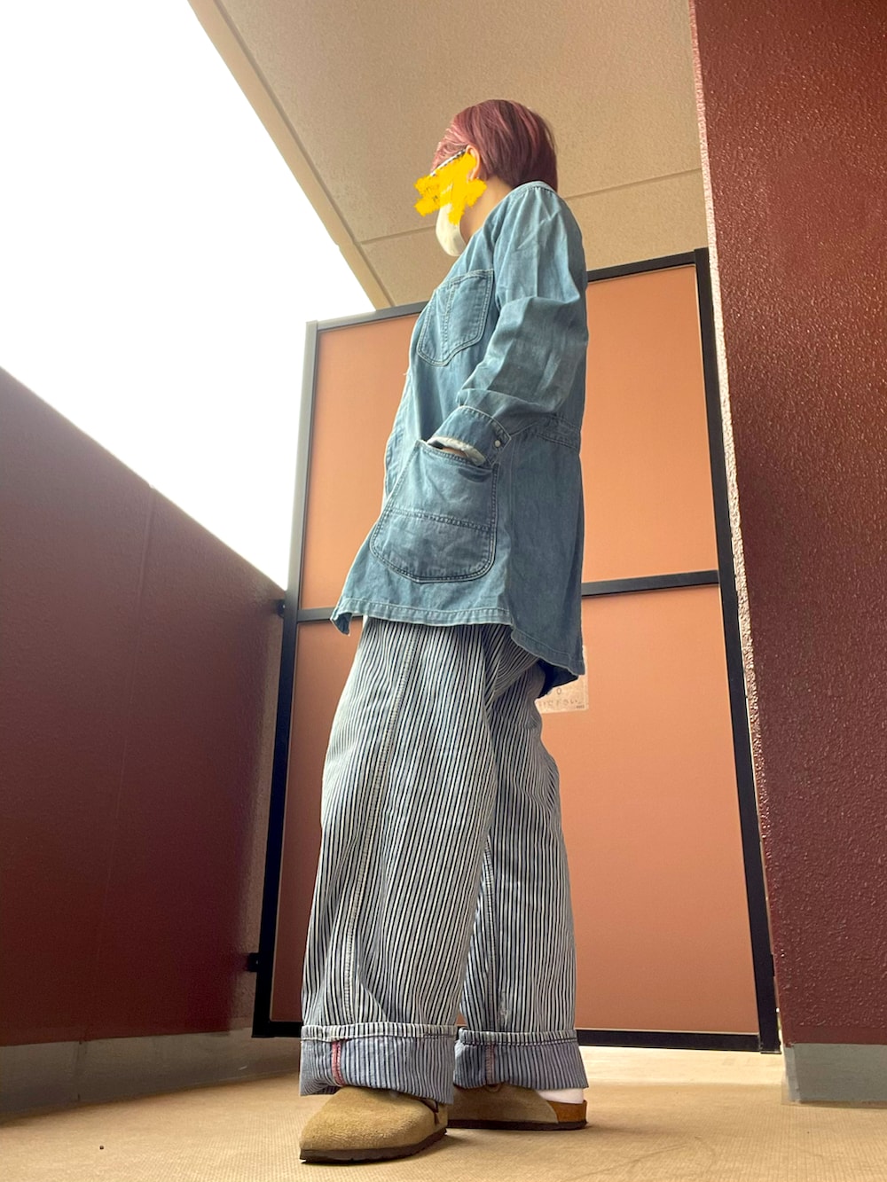 その他のデニムジャケットを着用したレディースの夏コーディネートの2枚目の写真