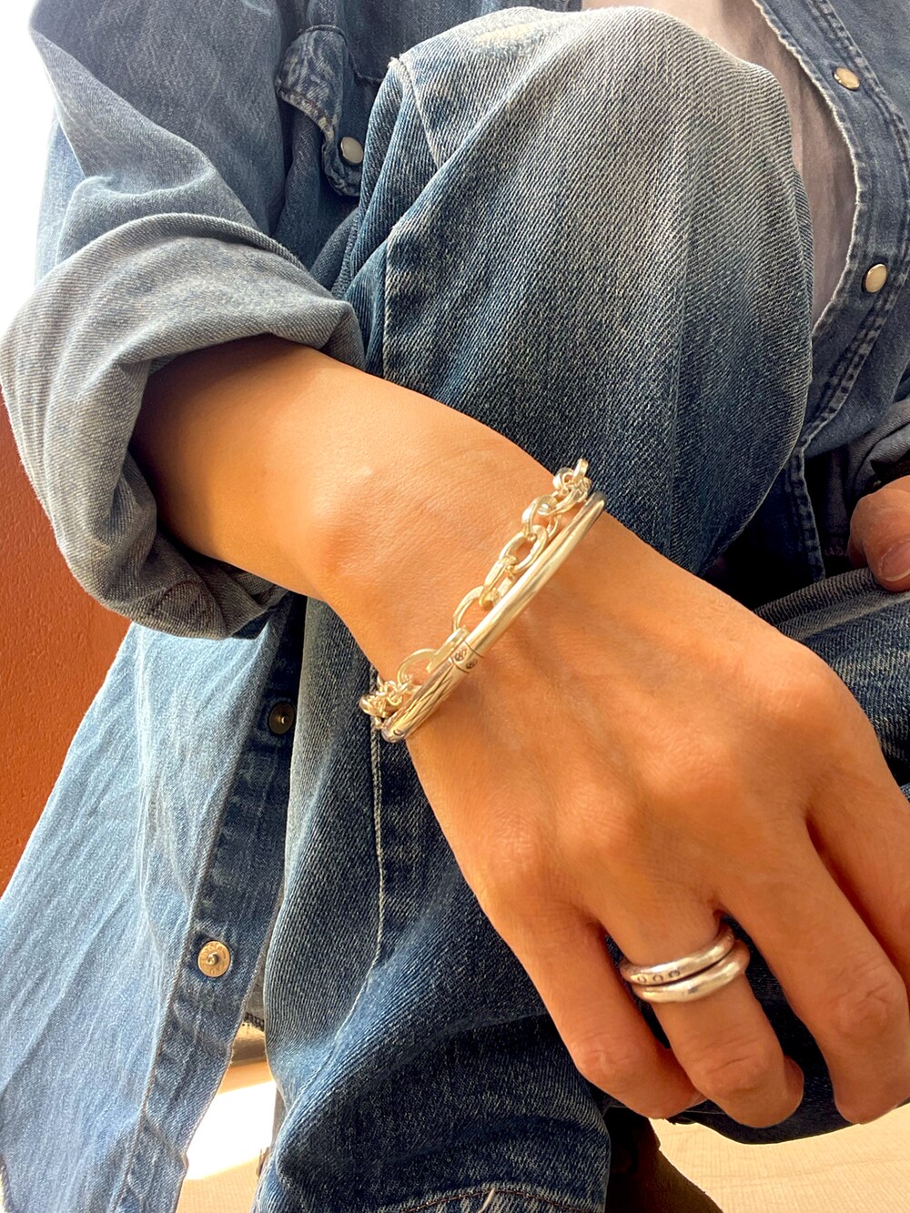 その他のシャツ/ブラウスを着用したレディースの春コーディネートの4枚目の写真