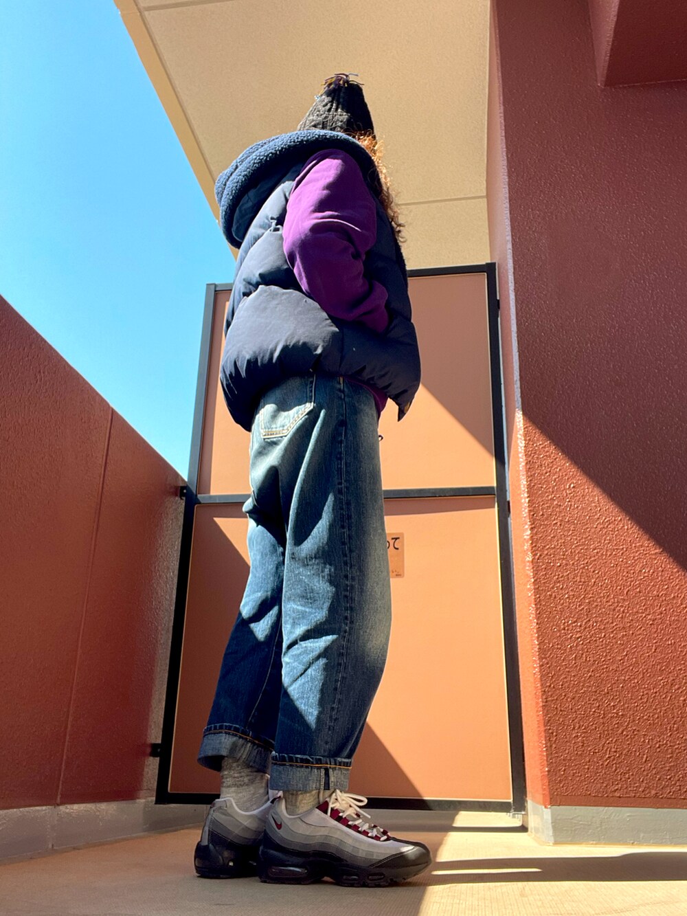 その他のダウンベストを着用したレディースの春コーディネートの2枚目の写真