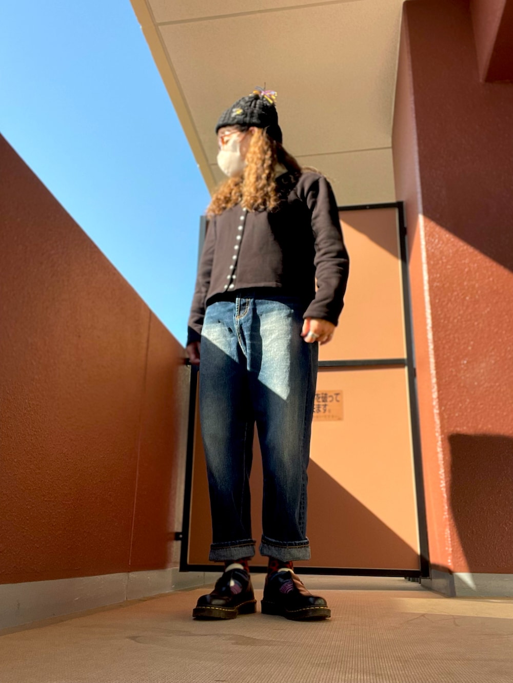 ブラック系のカーディガン/ボレロ、その他のピーコート、その他のデニムパンツを着用したレディースの冬コーディネートの2枚目の写真