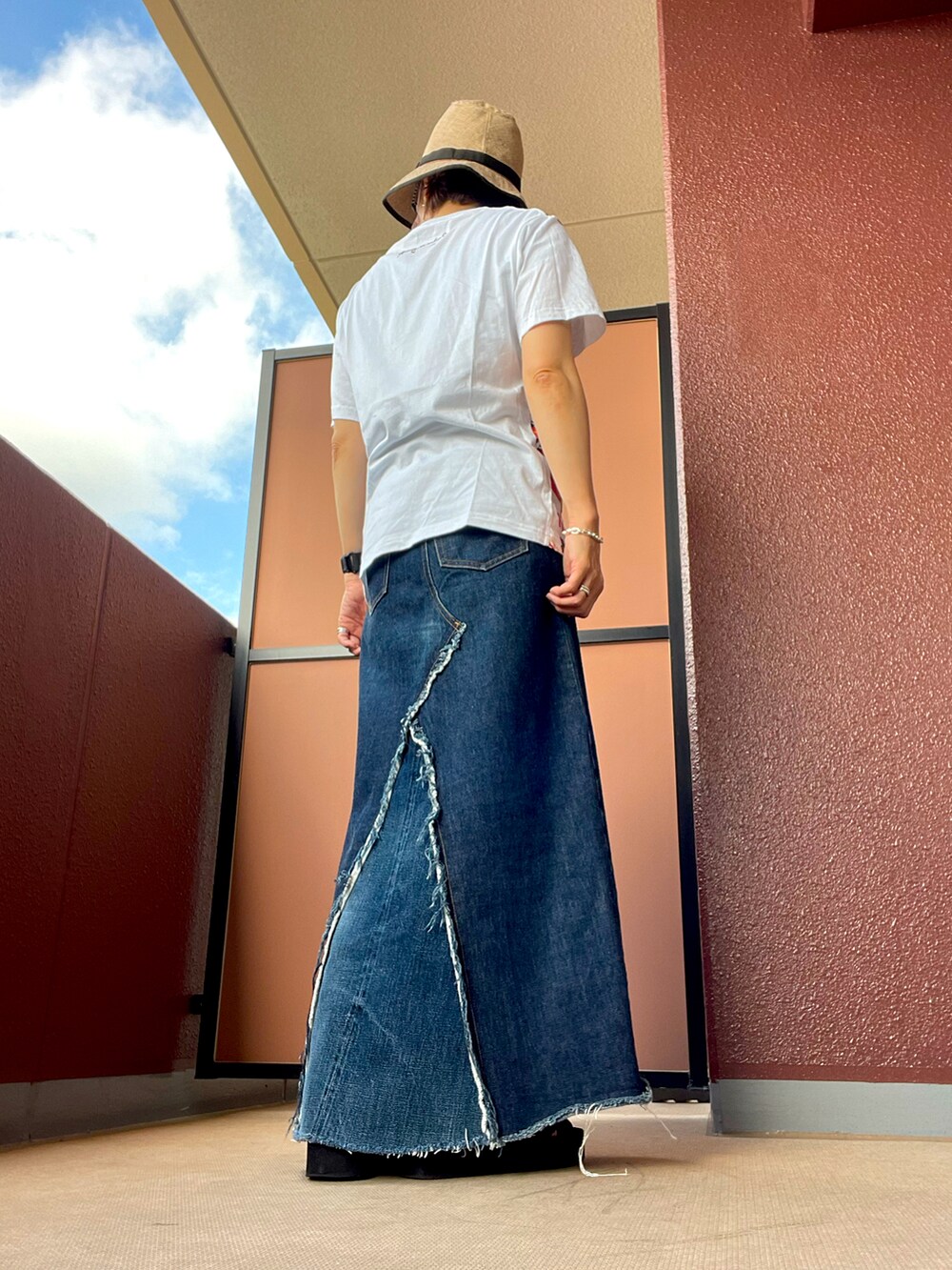 その他のデニムスカート、その他のサンダル、その他のハットを着用したレディースの夏コーディネートの2枚目の写真