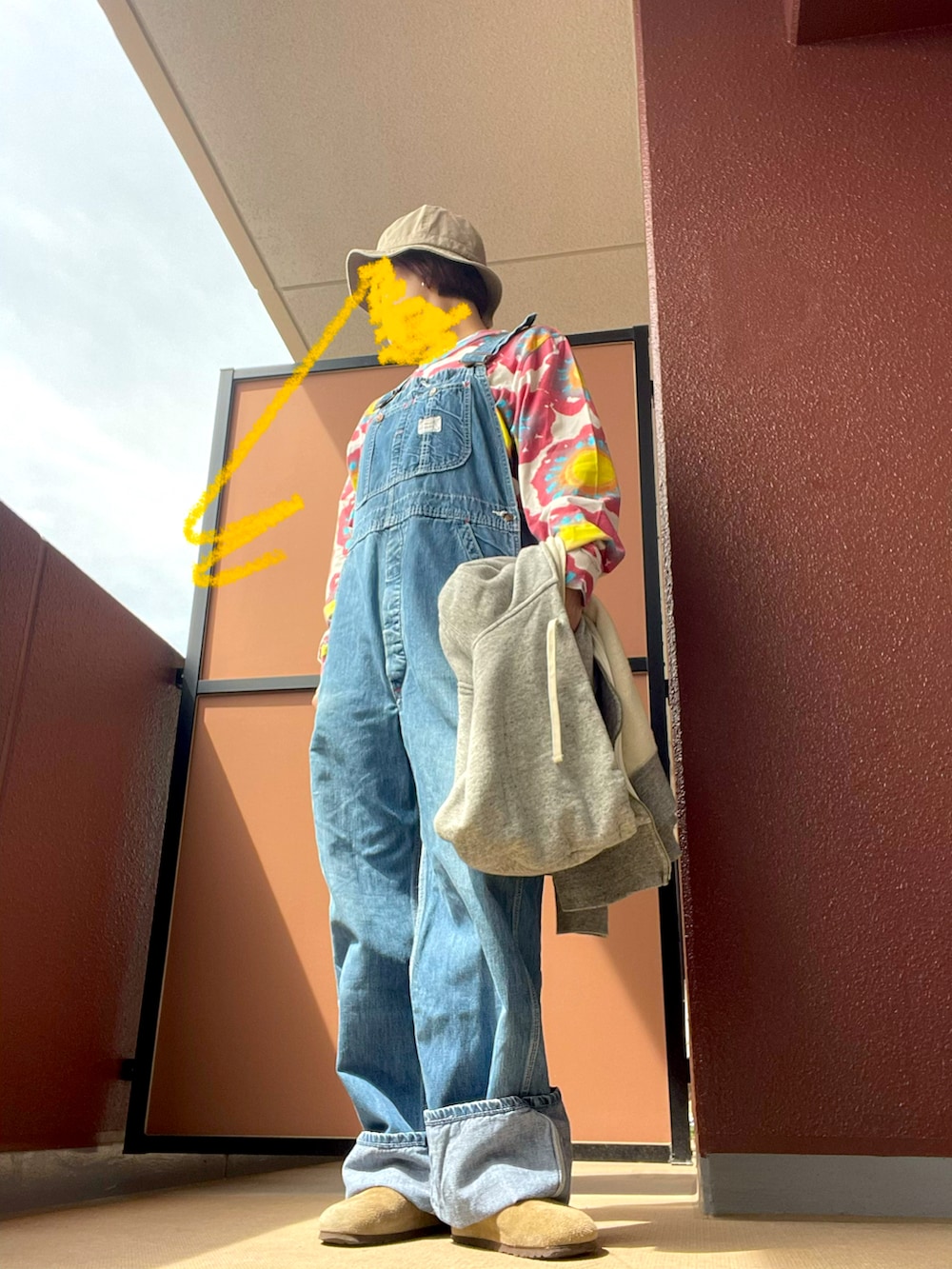 その他のサロペット/オーバーオール、その他のパーカー、その他のTシャツ/カットソーを着用したレディースの春コーディネートの4枚目の写真