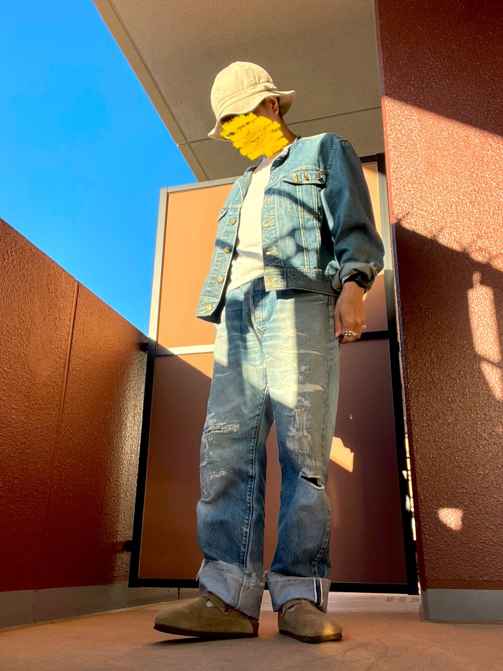 その他のデニムジャケットを着用したレディースの秋コーディネートの2枚目の写真