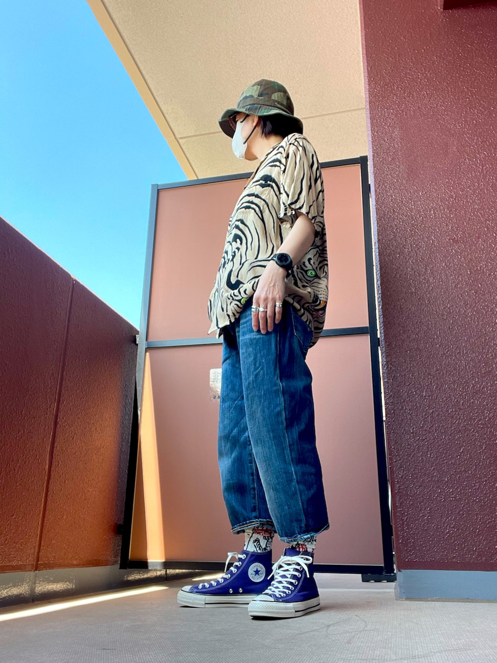 その他のシャツ/ブラウス、その他のデニムパンツ、その他のスニーカーを着用したレディースの夏コーディネートの2枚目の写真