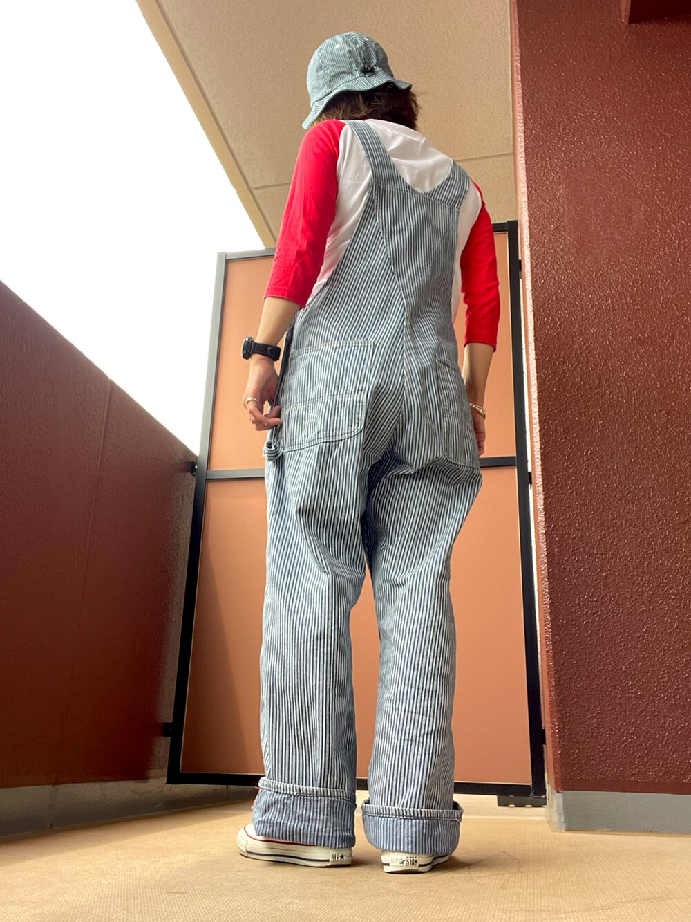 その他のサロペット/オーバーオールを着用したレディースの春コーディネートの3枚目の写真