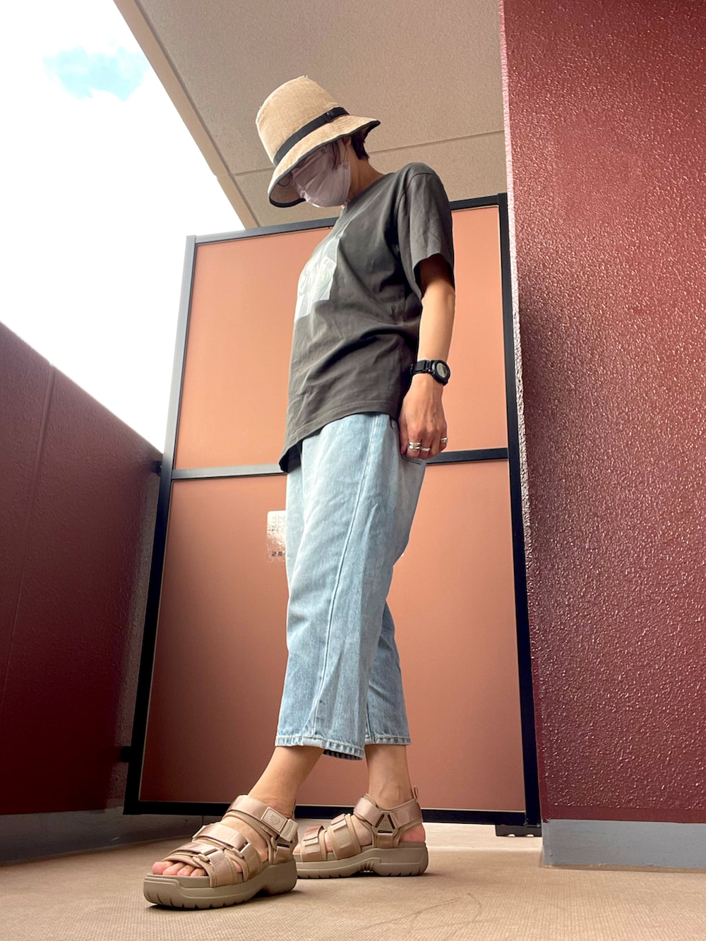 その他のサンダル、その他のデニムパンツ、その他のハットを着用したレディースの夏コーディネートの2枚目の写真